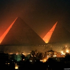 Piramida nocą
