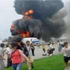 samolot w płomieniach tuż po wyjściu pasażerów