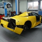 Rozwalone Lamborghini Murciélago w warsztacie 2