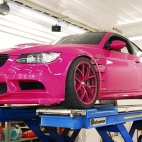 Różowe BMW z ostrym pazurkiem