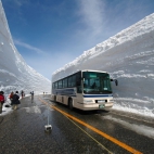 Śnieżne tunele w Japonii - Snow Cleaning in Japan Snow Canyon - prefektura Toyama - Opady śniegu około 20 metrów - co jest atrakcją turystyczną 1