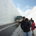 Śnieżne tunele w Japonii - Snow Cleaning in Japan Snow Canyon - prefektura Toyama - Opady śniegu około 20 metrów - co jest atrakcją turystyczną 2