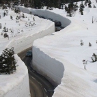 Śnieżne tunele w Japonii - Snow Cleaning in Japan Snow Canyon - prefektura Toyama - Opady śniegu około 20 metrów - co jest atrakcją turystyczną 3