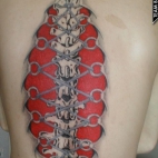 tatuaż na pleckach- chirurgiczne cięcie