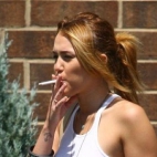 Miley Cyrus pali papierosy!