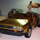 DeLorean pokryty 24-karatowym złotem