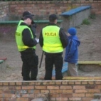 trzech policjantów spisuje małe dziecko - lepiej być w grupie bo może im coś jeszcze zrobić