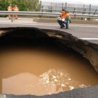 Jedna z wielu dziur w polskich drogach