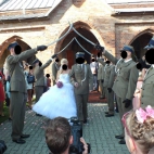 Pan Młody i prawidłowo założony sznur do munduru