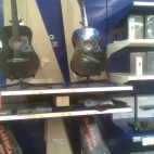 Gitara z supermarketu