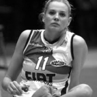 Agata Mróz w hali sportowej