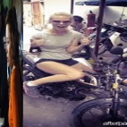 dziewczyna na motorze i osoby z human trafficking