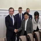 Vera Jourowa z politykami.jpg