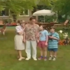 Rodzina Bartonów z gnomami.jpg