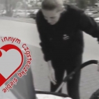 Agata Mróz na mieście przy dziecięcym wózku.jpg