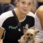 Agata Mróz z pieskiem w hali.jpeg