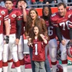 Karen Peiton Kelly oraz grupa sportowców.jpg