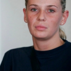 Agata Mróz w niebieskim stroju siatkarskim.jpeg