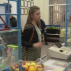 Kobieta ze szkolnego sklepiku.jpg