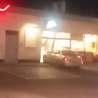 Kobieta wjechała samochodem w stację benzynową w Rymaniu. Policjanci strzelali w stronę pojazdu w p