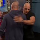 Frodo usłyszał od swoich kumpli, że jest pantoflarzem