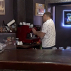 Nie wszystkim podobało się to, że Doris chciała pomóc w barze..