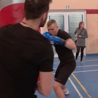 Dziewczyna postanowiła spróbować swoich sił w boksie