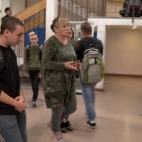 Przez problemy w domu czuła się przy swoich koleżankach jak biedaczka