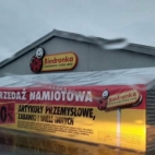 niamiot z rzeczami przzy biedronce