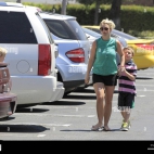 britney-spears-pictured-taking-the-kids-sean-federline-and-jayden-E38J6H
