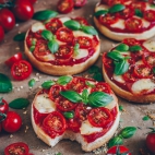 Pizza toast with tomatoes and mozzarella (vegan)