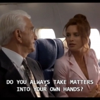 Spy Hard 1996 szklanką po łapkach