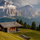 tapeta-drewniany-dom-z-widokiem-na-doline-val-gardena-i-dolomity