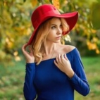 tapeta-kobieta-w-czerwonym-kapeluszu-i-niebieskiej-sukience