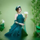 tapeta-azjatka-w-zielonej-sukni-z-kwiatem-lotosu-w-wodzie