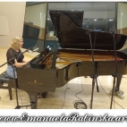Kompozytorka Emanuela Rabińska podczas pracy na fortepianie nad akompaniamentem do utworu muzyczneg