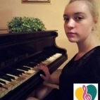 Pianistka Emanuela podczas gry na fortepianie ksiecia Gustava