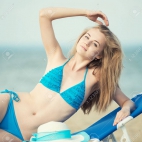 34071326-junge-dame-sonnenbaden-am-strand-schöne-frau-posiert-im-sommer-sandstrand-outdoor-sommer-p
