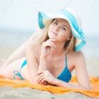 43073412-junge-dame-die-sonnenbaden-am-strand-schöne-frau-posiert-im-sommer-sandstrand-