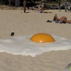 wielkie jajo na plaży
