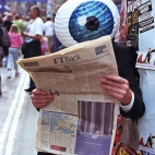 pan oko czyta gazete :)