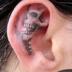 tatuaż w uchu