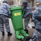 rosyjska policja nie lubi smietników