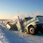 Kolejna ciężarówka pod lodem