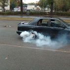 palenie gumy autem