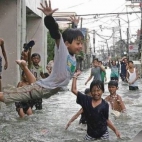 jedynie dzieci mają radochę z powodzi