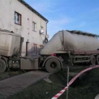 W Kurowie(lubelskie) samochód ciężarowy wjechał w budynek składu budowlanego.Kierowca zginął na miejscu.