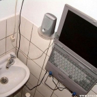 laptop w łazience