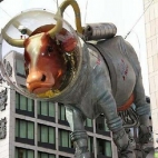 Krowa kosmonauta - Niesamowite pomniki i rzeźby.