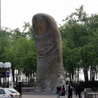 Kciuk - Niesamowite pomniki i rzeźby.